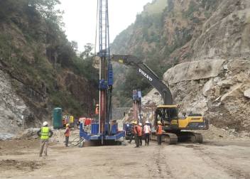 Jet-Grouting-Machine-Set-up-Works-Middle-Mewa-HPP